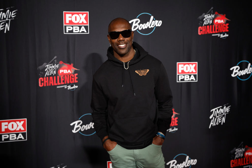 VIDEO: Terrell Owens Knocks Out Heckler Outside Of California CVS After Man Allegedly Harassed A Fan Inside Store